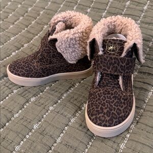 Freshly Picked Leopard Print Kids Shoes with Faux Fur Lining size 7